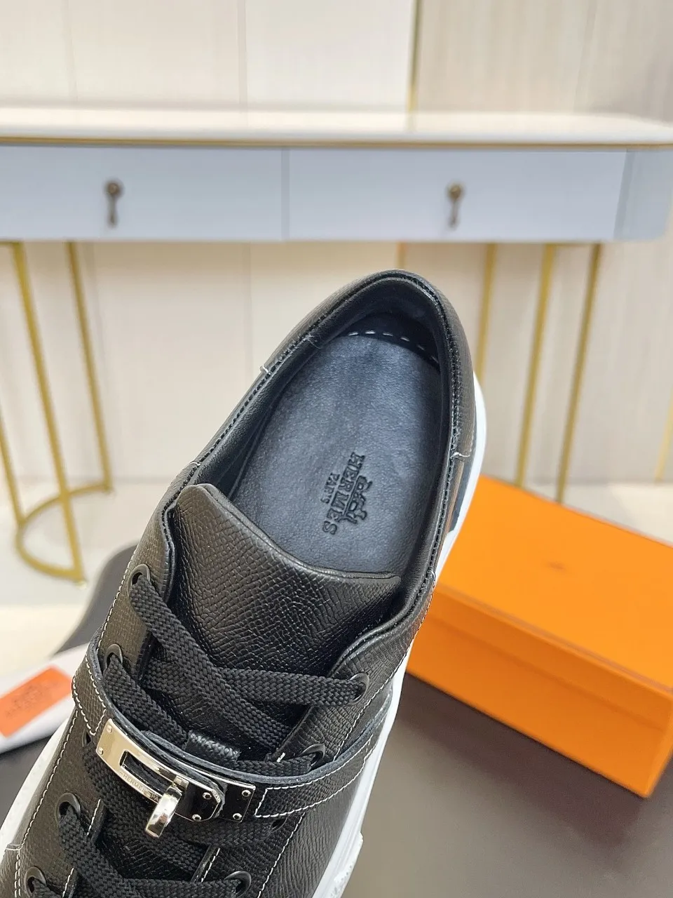 Men's Men's Shoes💰620❤️❤️❤️HERMES 2021 latest Kelly buckle white sneakers are online! The highest version on the market! Purchasing level quality! The H family rarely produces flat casual shoes, and they are styled with classic palladium-plated Kelly shoe buckles! Create a fashionable urban look that perfectly embodies the noble and elegant style of Hermès! Material selection: Fabric imported cowhide, lining + foot pads imported sheepskin, original molded TPU outsole, heavy gold molded kelly buckle full of texture Size: Female: 35-41 (41 is not returnable) Male: 39-45 (45 is not returnable)